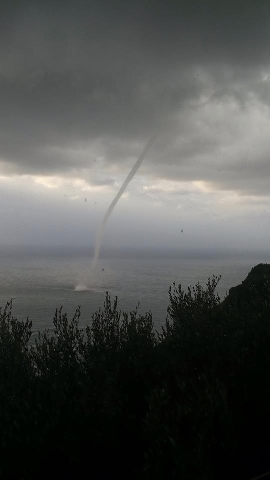 Spettacolare tromba marina tra Ascea e Pisciotta (FOTO)