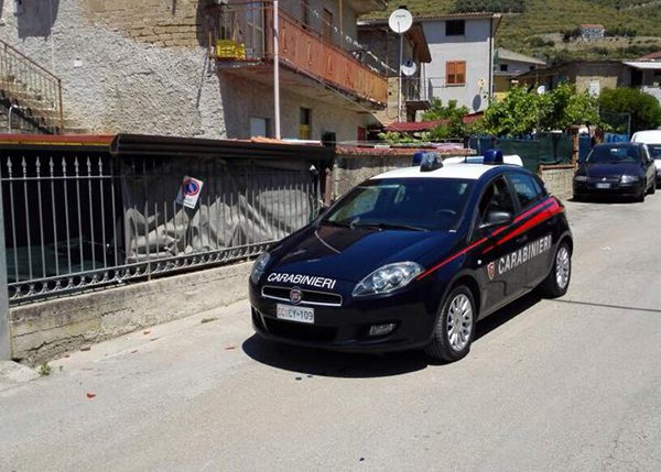 Manda medico in ospedale e sfascia auto vigili con spranga di ferro: doveva essere sottoposto a Tso