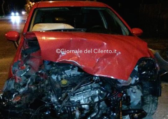 Violento scontro frontale tra auto: feriti due giovani