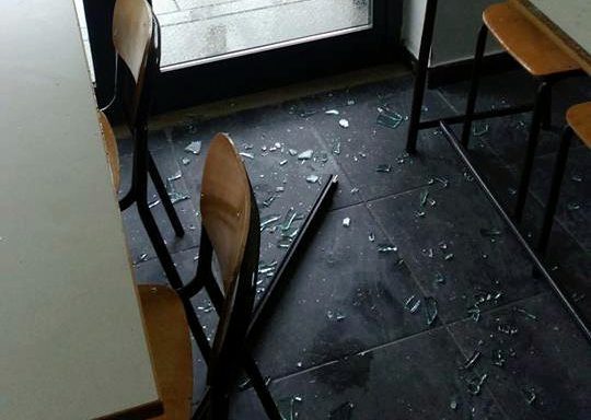 Sapri, vandali in azione a scuola: distruggono porte e finestre