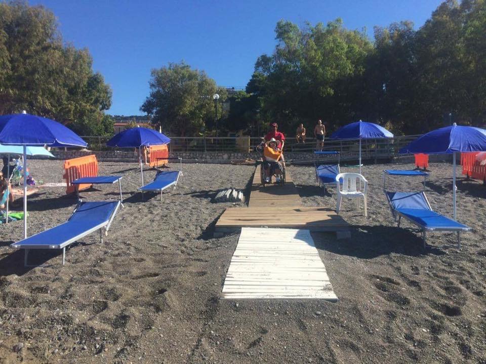 Sapri, genitori del piccolo Niccolò regalano ombrelloni e lettini per la spiaggia attrezzata per disabili