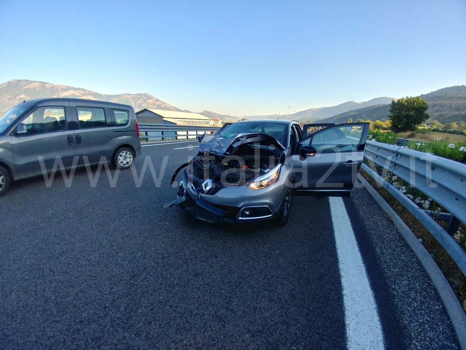 Schianto in autostrada: ferita una donna