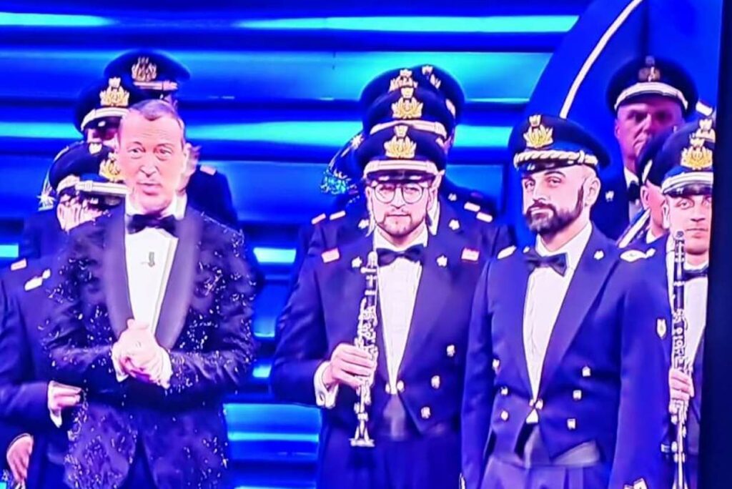 Sanremo banda Aeronautica Militare apre finale con maestro Leo