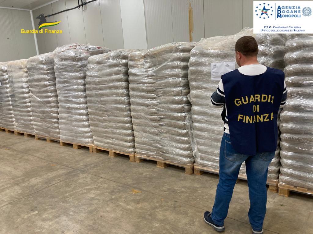 Finanza sequestra 135 pellet al porto di Salerno: era diviso in 9 mila sacchi da 15 kg