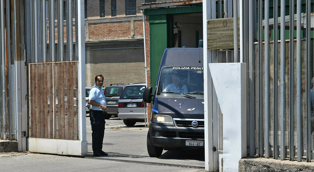 Panico e sangue al carcere di Fuorni, detenuto scatena incendio e ferisce le guardie