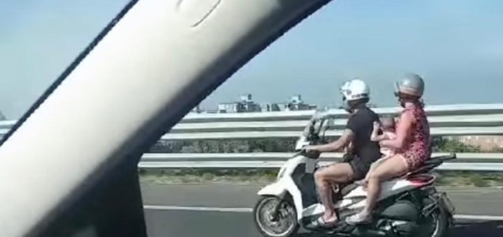 Sullo scooter in 3 con un neonato sull’autostrada Napoli-Salerno: segnalati al tribunale dei minori