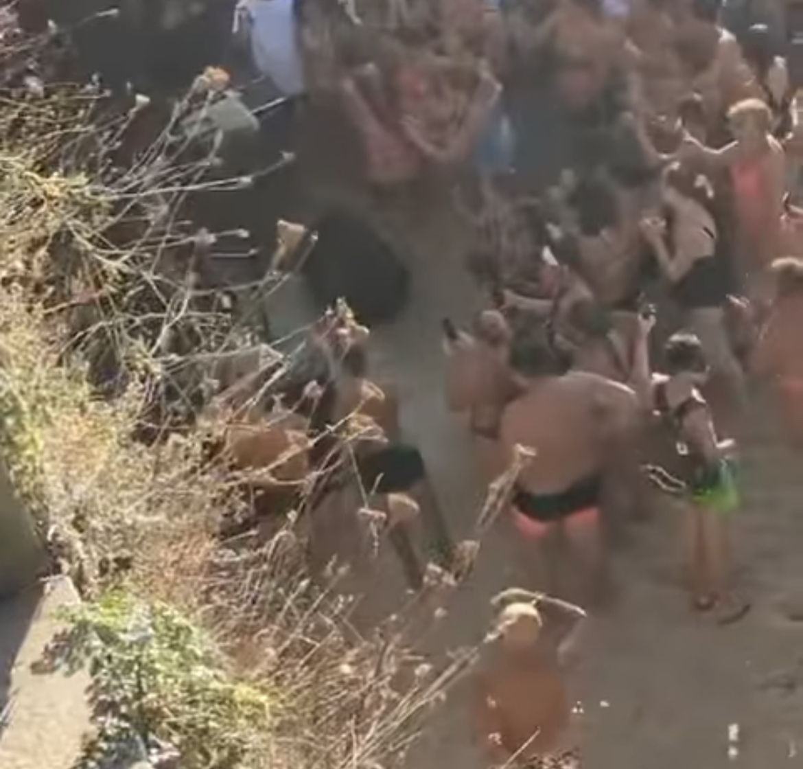 Castellabate, la performance neomelodica in spiaggia scatena i social