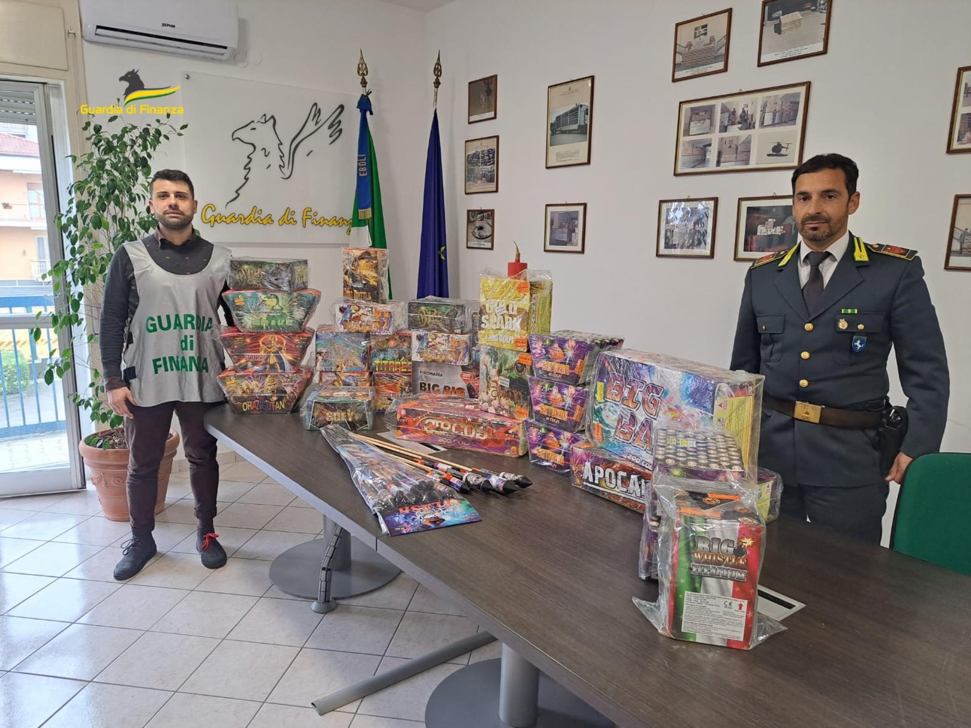 Sequestrati 36 kg di artifizi pirotecnici: fermato anche automezzo adibito a trasporto