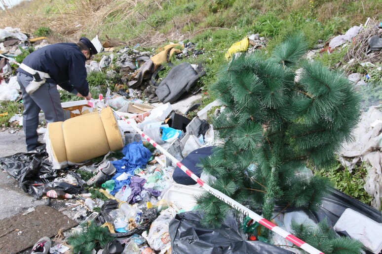 Traffico di rifiuti, indagati tre funzionari Regione Campania: tutti i nomi dell’inchiesta