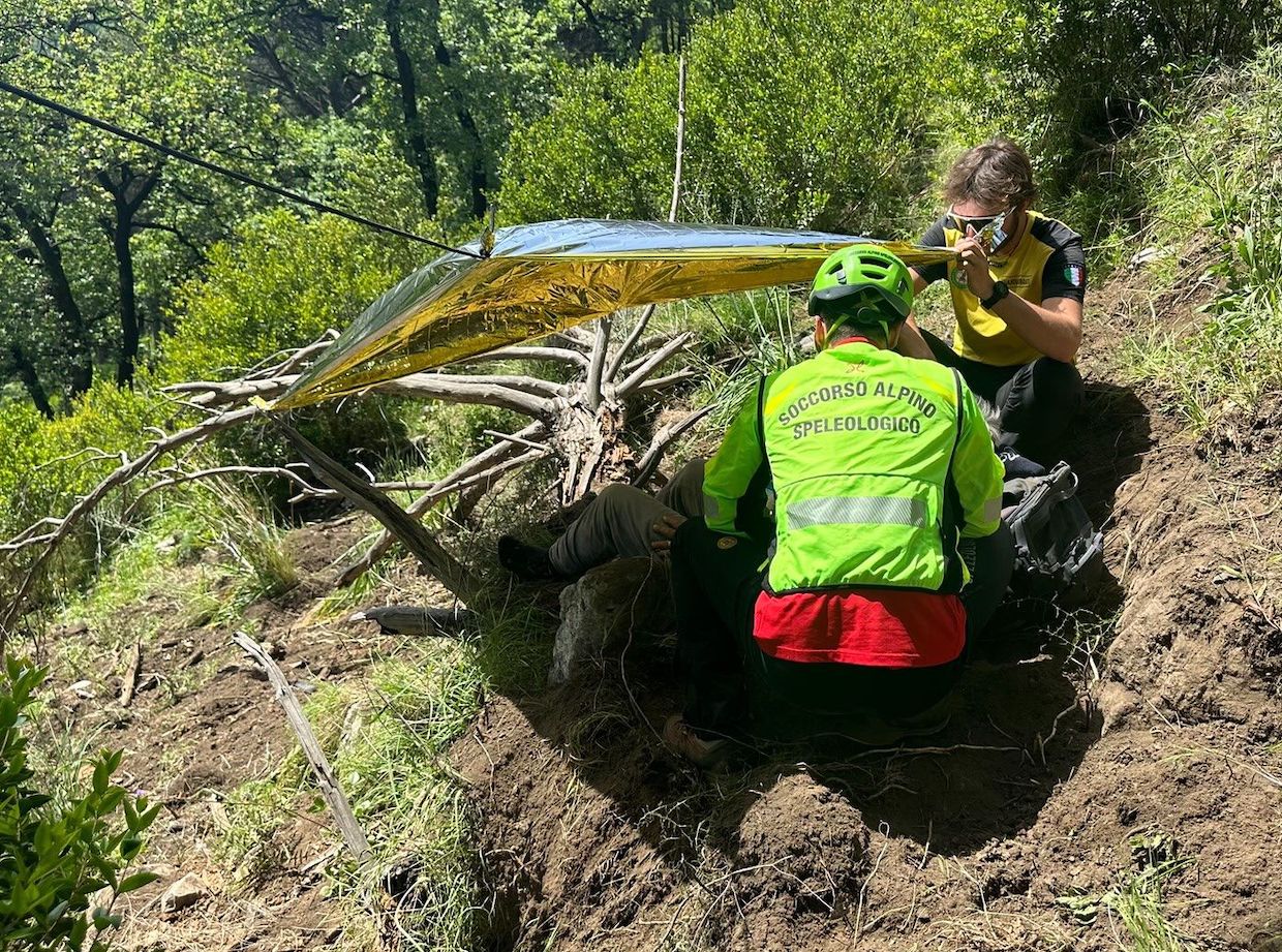 Va in montagna per cercare asparagi ma perde i sensi: 75enne salvato da un elicottero