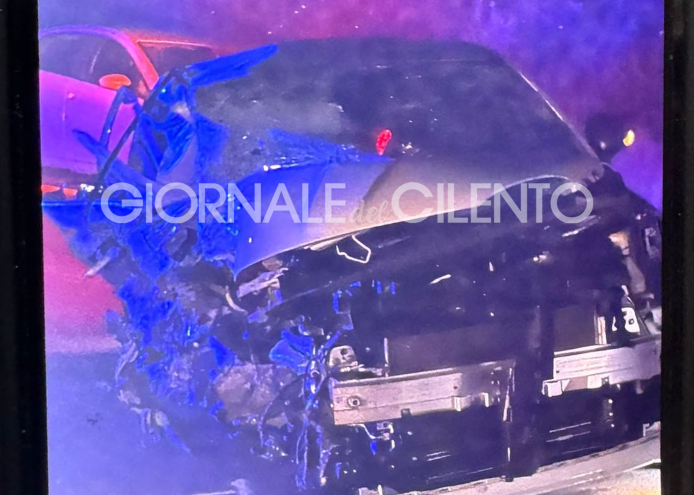 Schianto nella notte lungo la Cilentana, auto distrutte: 3 giovani feriti