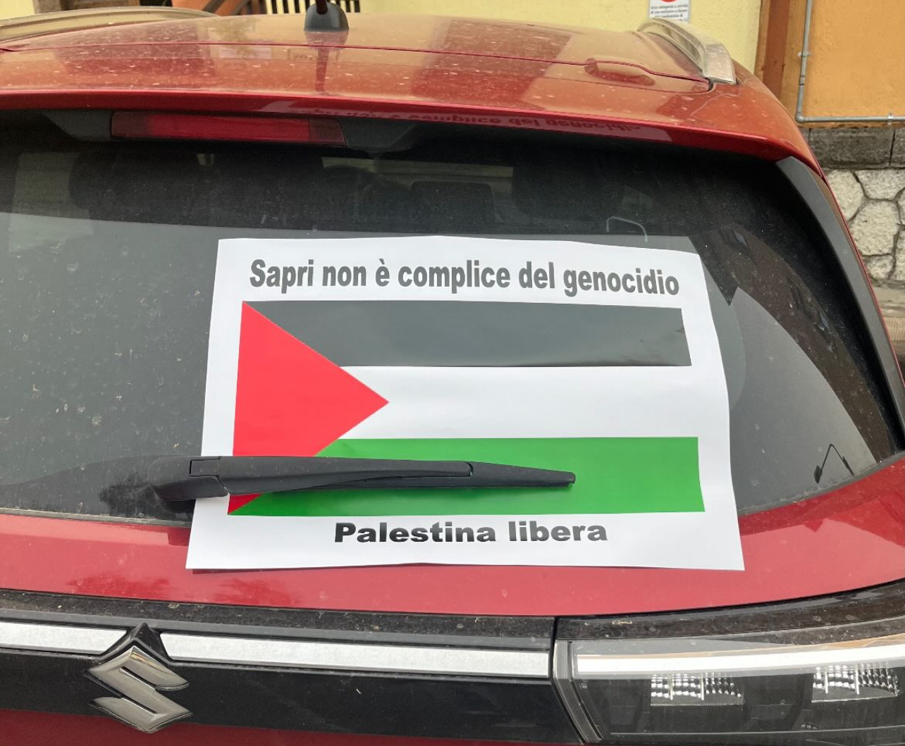 Sapri si sveglia con messaggi pro Palestina sui cruscotti delle auto