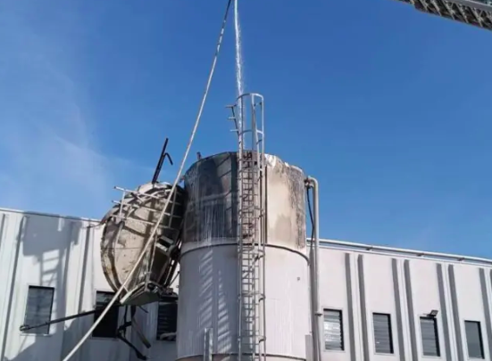 Paura a Salerno, esplode silos nella zona industriale