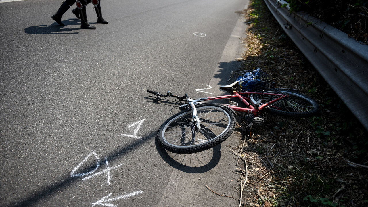 Investe due ciclisti e scappa via: è caccia al pirata della strada