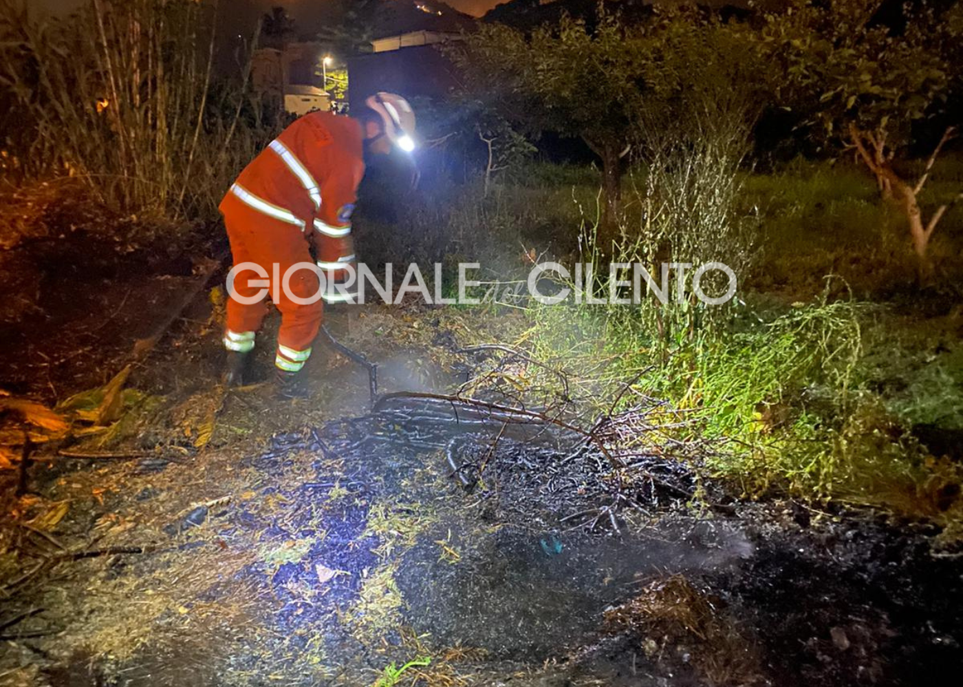 Castellabate, fiamme nella notte lungo il sentiero ‘La grotta’: sul posto la protezione civile