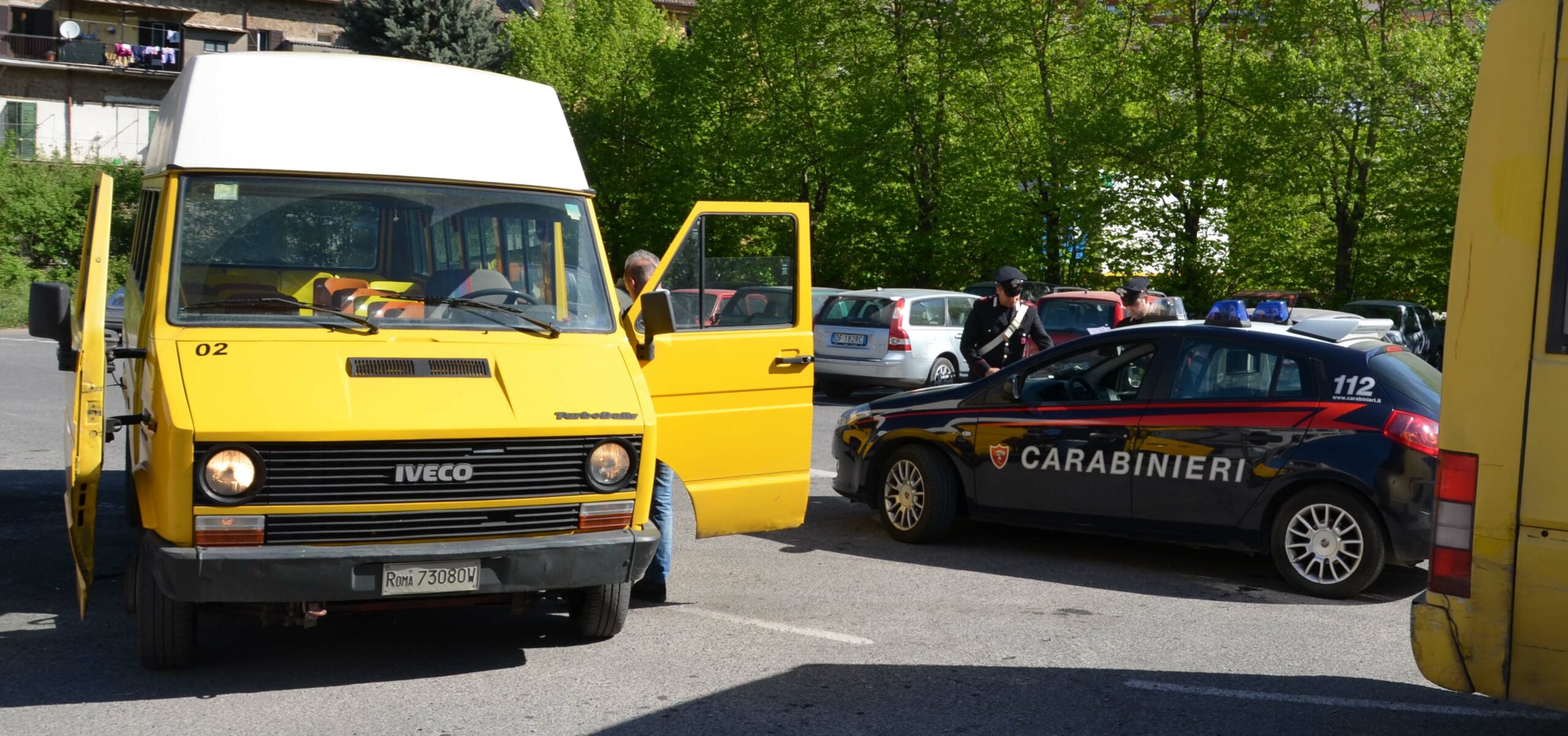 Scuolabus fuorilegge, fermato senza revisione e con patente non idonea: scattano le sanzioni