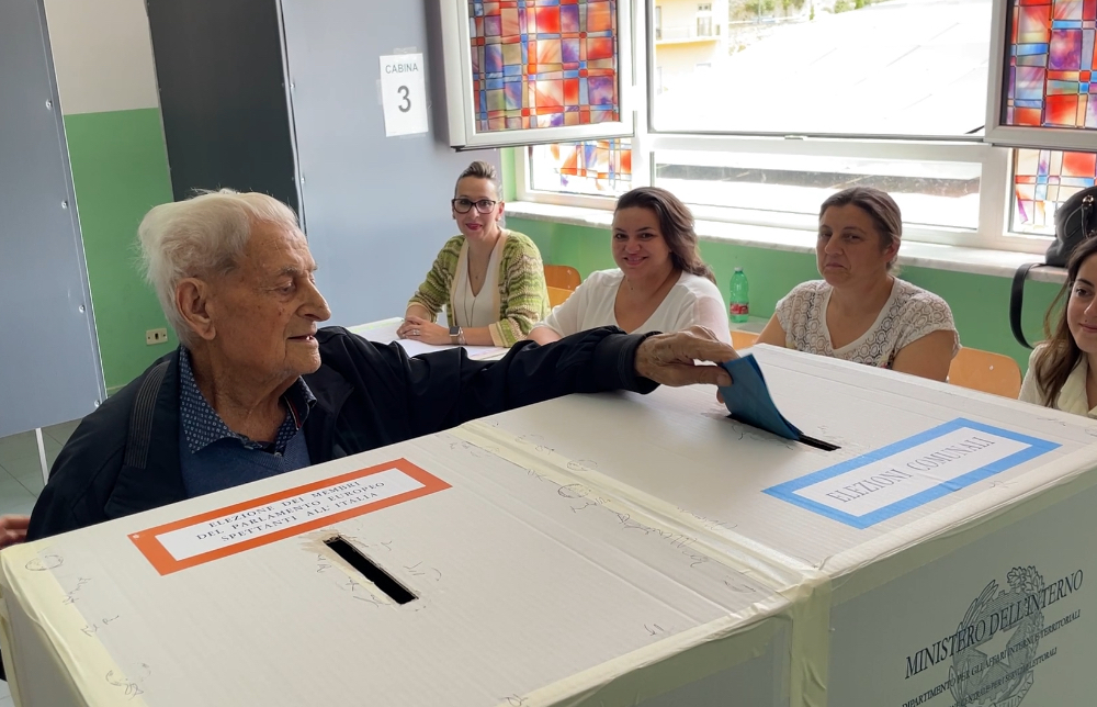 Caselle in Pittari, Nicola e Teresa vanno a votare a 104 e 101 anni: «Si vince e si perde con un voto»