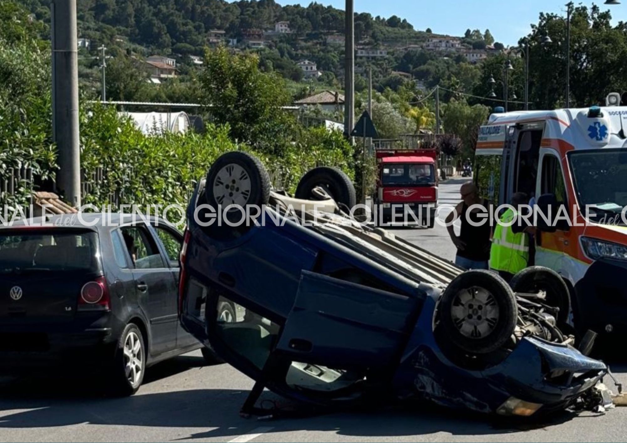 Incidente a Castellabate, auto si ribalta dopo lo scontro con un camion