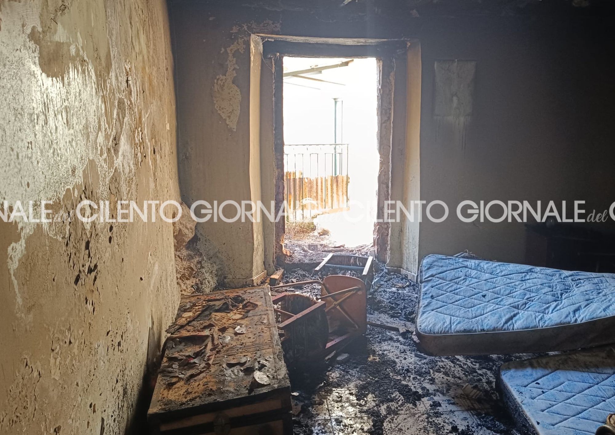 Sassano, incendio in una casa abbandonata del centro storico: indagini in corso