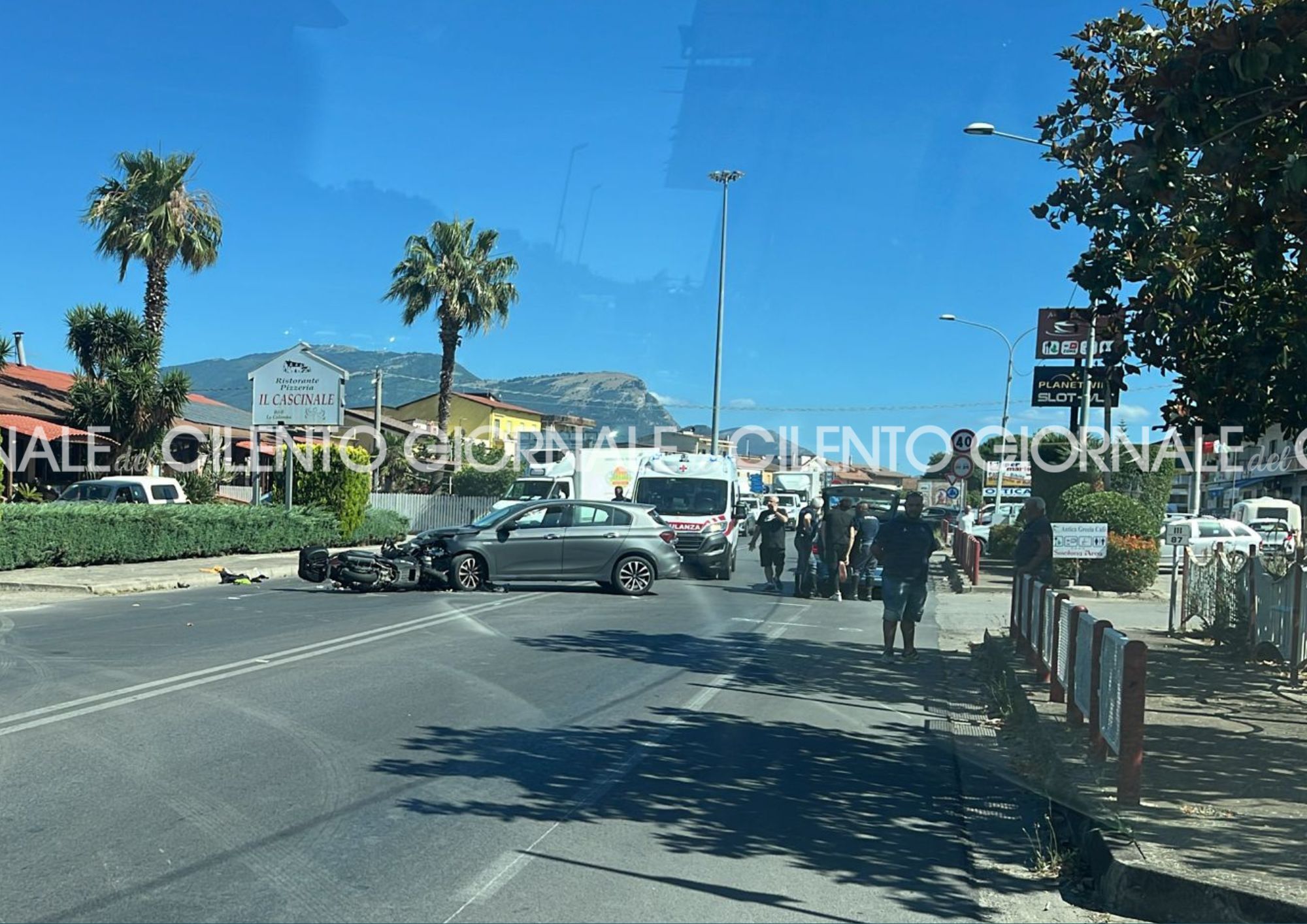 Incidente alla rotatoria di Ponte Barizzo: auto contro scooter: due feriti in codice rosso