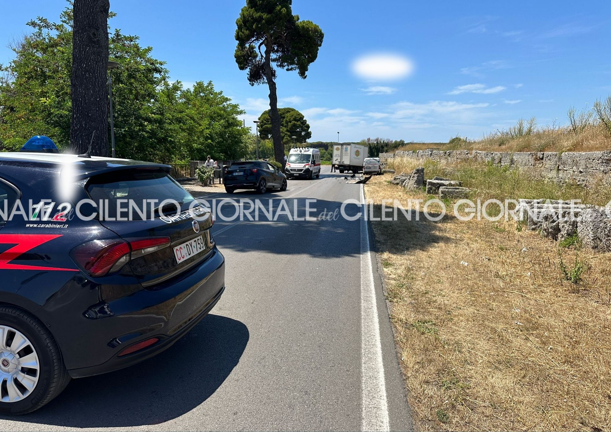 Scontro tra auto e furgone vicino alla cinta muraria di Paestum: giovane ferito