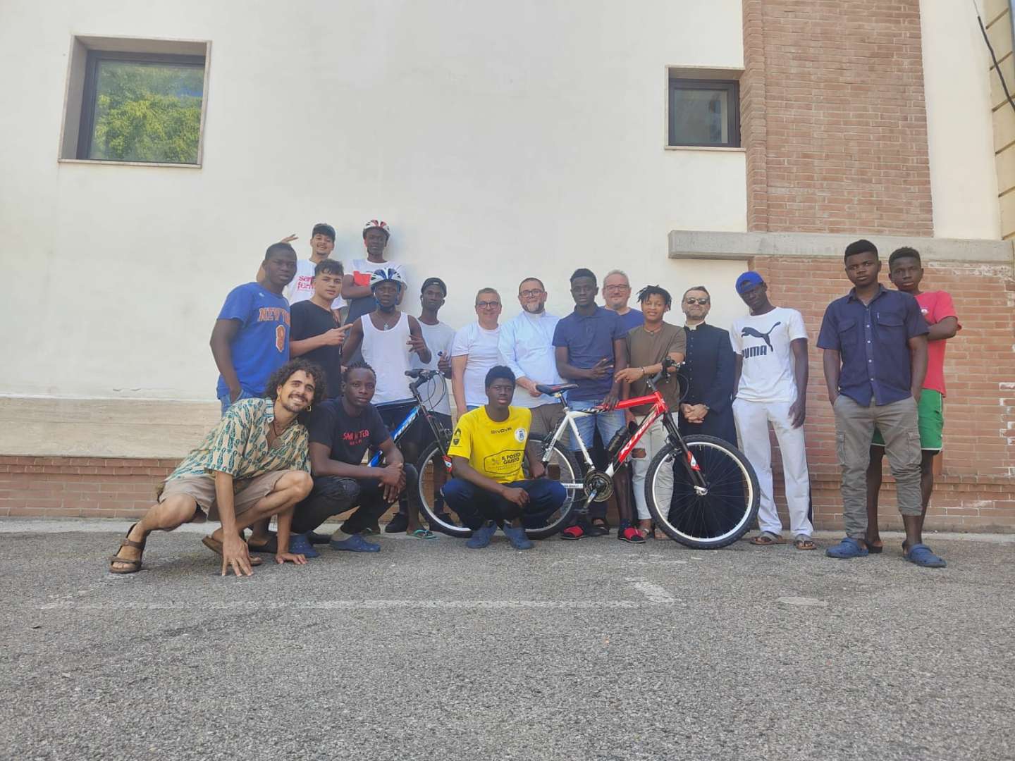 Sicignano degli Alburni: amministrazione dona biciclette per ragazzi centro accoglienza