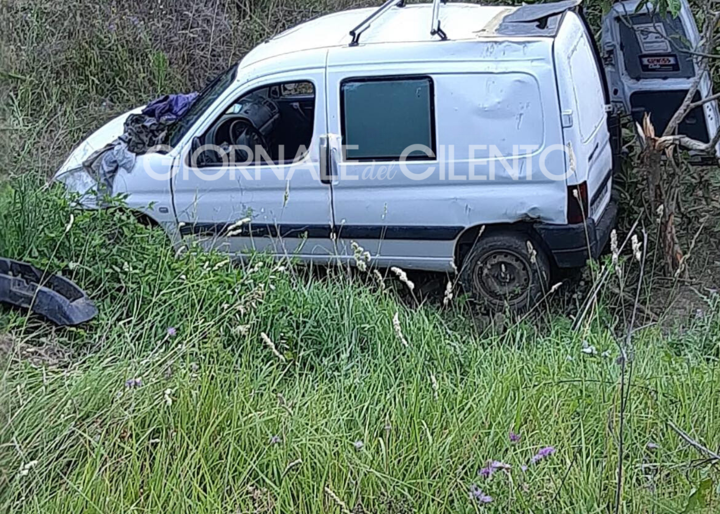 Orria, furgone precipita giù: feriti due 80enni