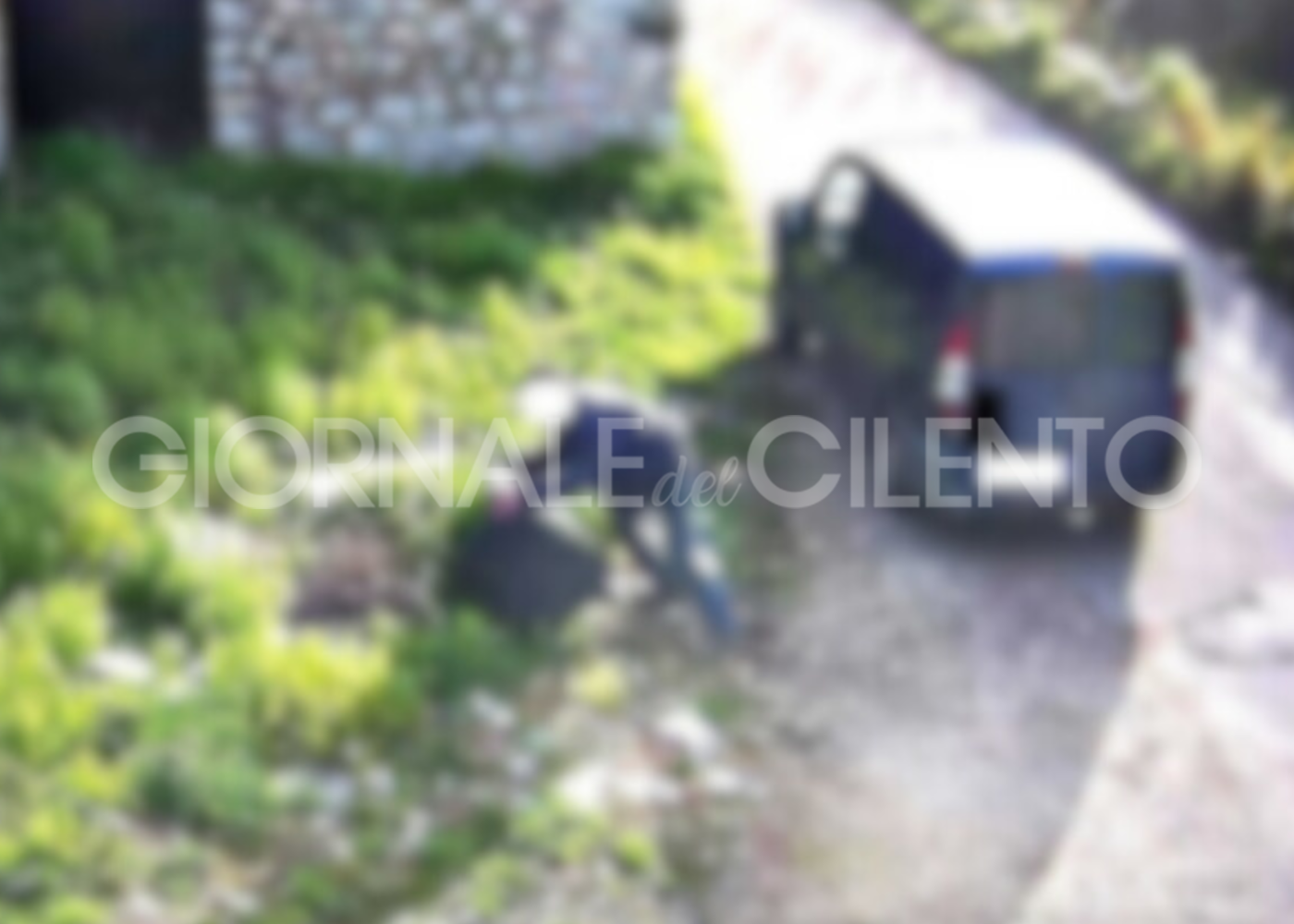 Vallo della Lucania, abbandonano rifiuti in strada: incivili beccati dalle telecamere