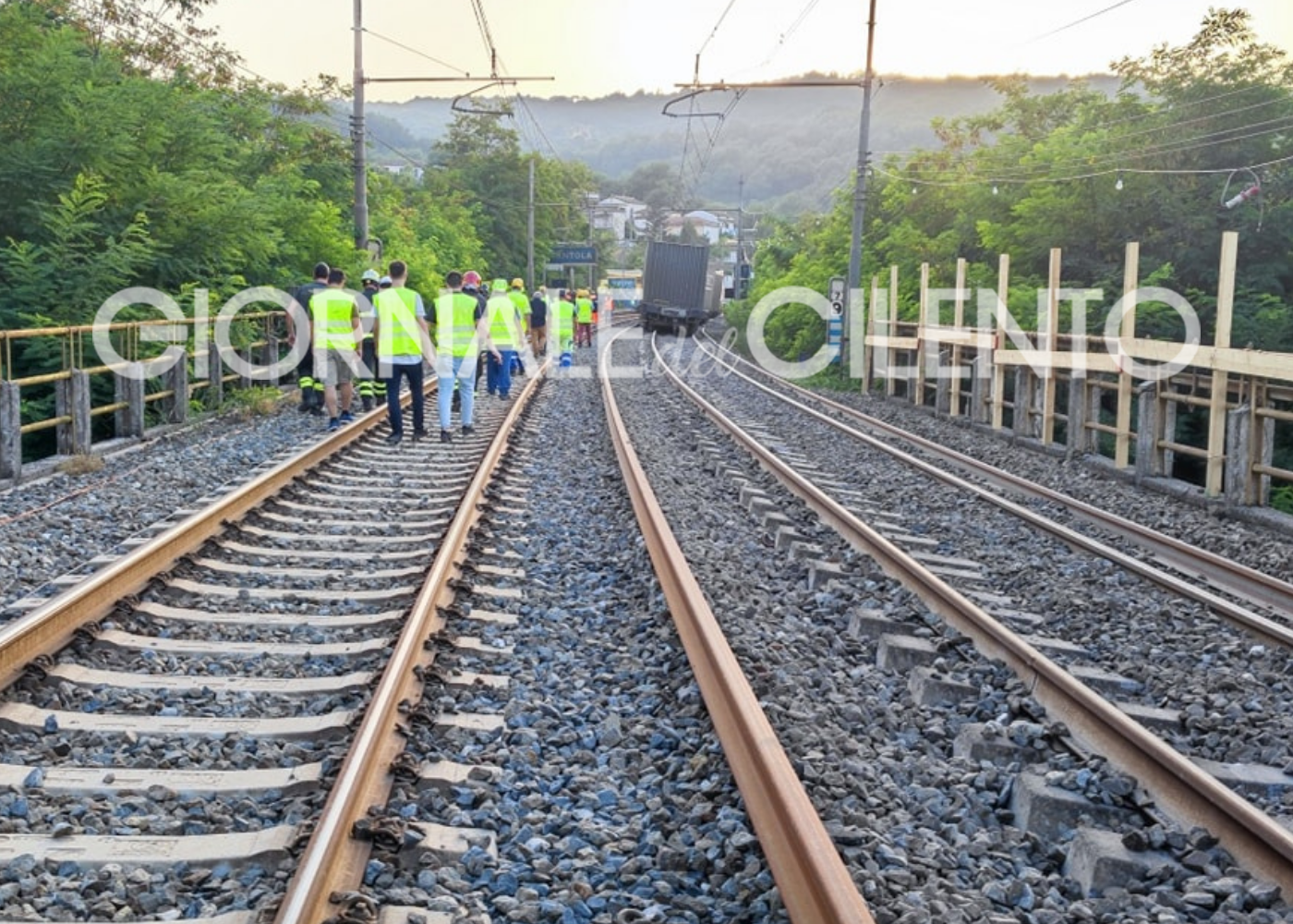 Treno deragliato a Centola, circolazione ferroviaria a singhiozzi e gravi disagi