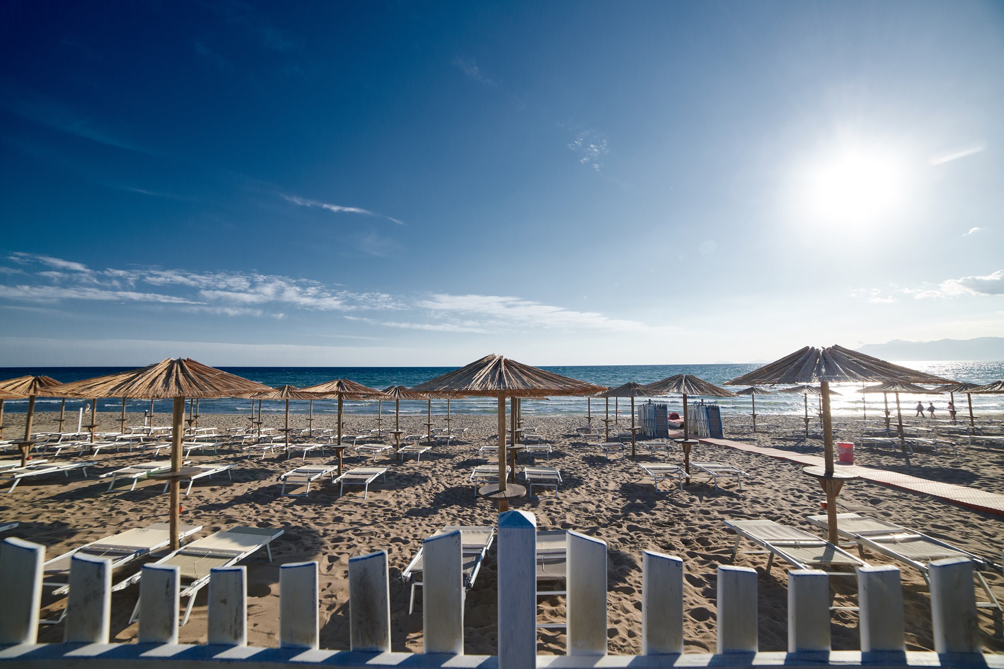 Si tuffa in mare e rischia di annegare: docente grave in ospedale