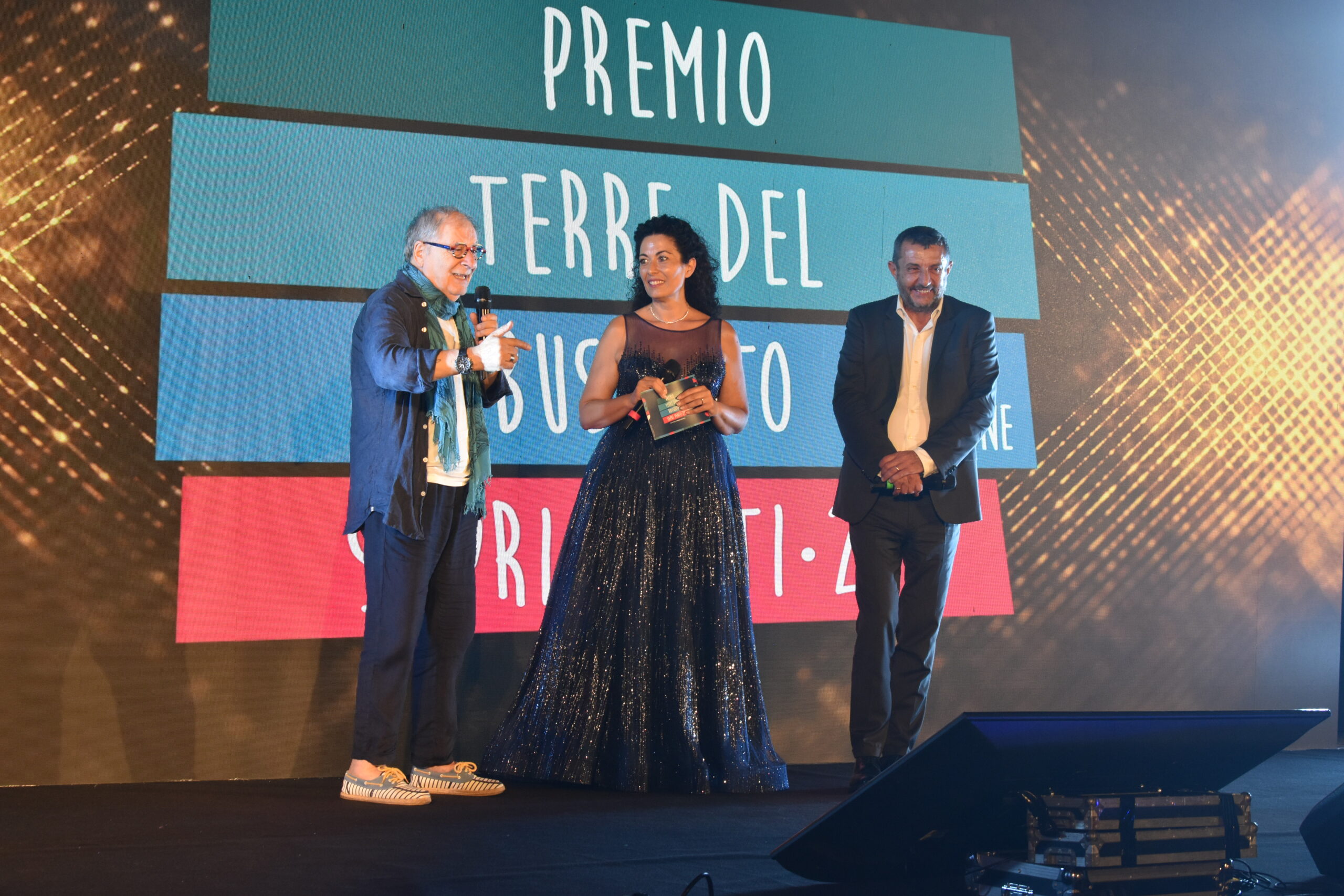 Sapri, applausi ed emozioni al Premio Terre del Bussento: storie di eccellenze sul palco dell’auditorium Cesarino