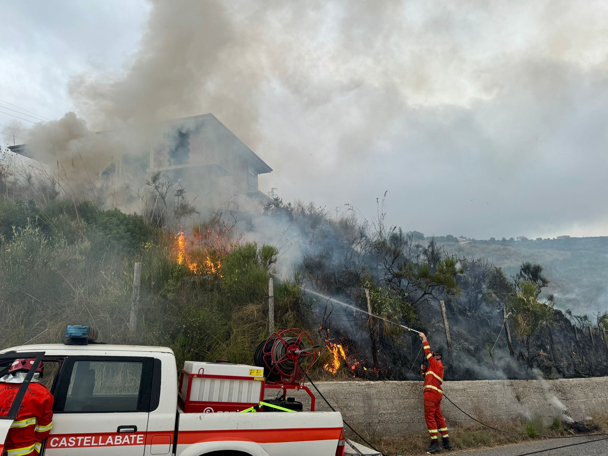 Agropoli, fiamme in località Frascinelle: sul posto i vigili del fuoco