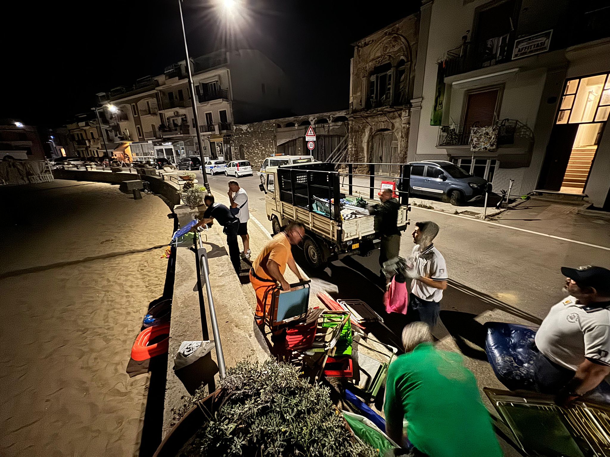 Castellabate, operazione ‘spiagge pulite’: sequestrati ombrelloni e sdraio abusive