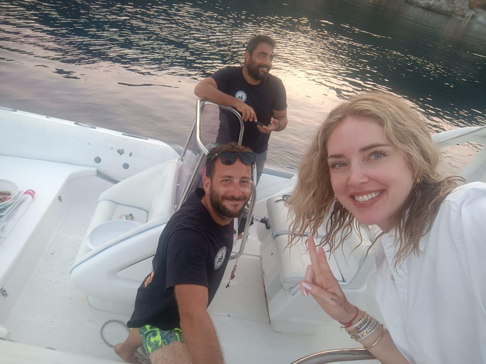 Camerota, per Chiara Ferragni sosta in barca a Porto Infreschi