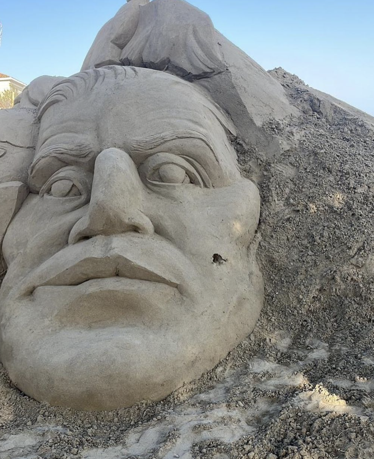 Areneide: vandali danneggiano sculture sabbia a Casal Velino Marina
