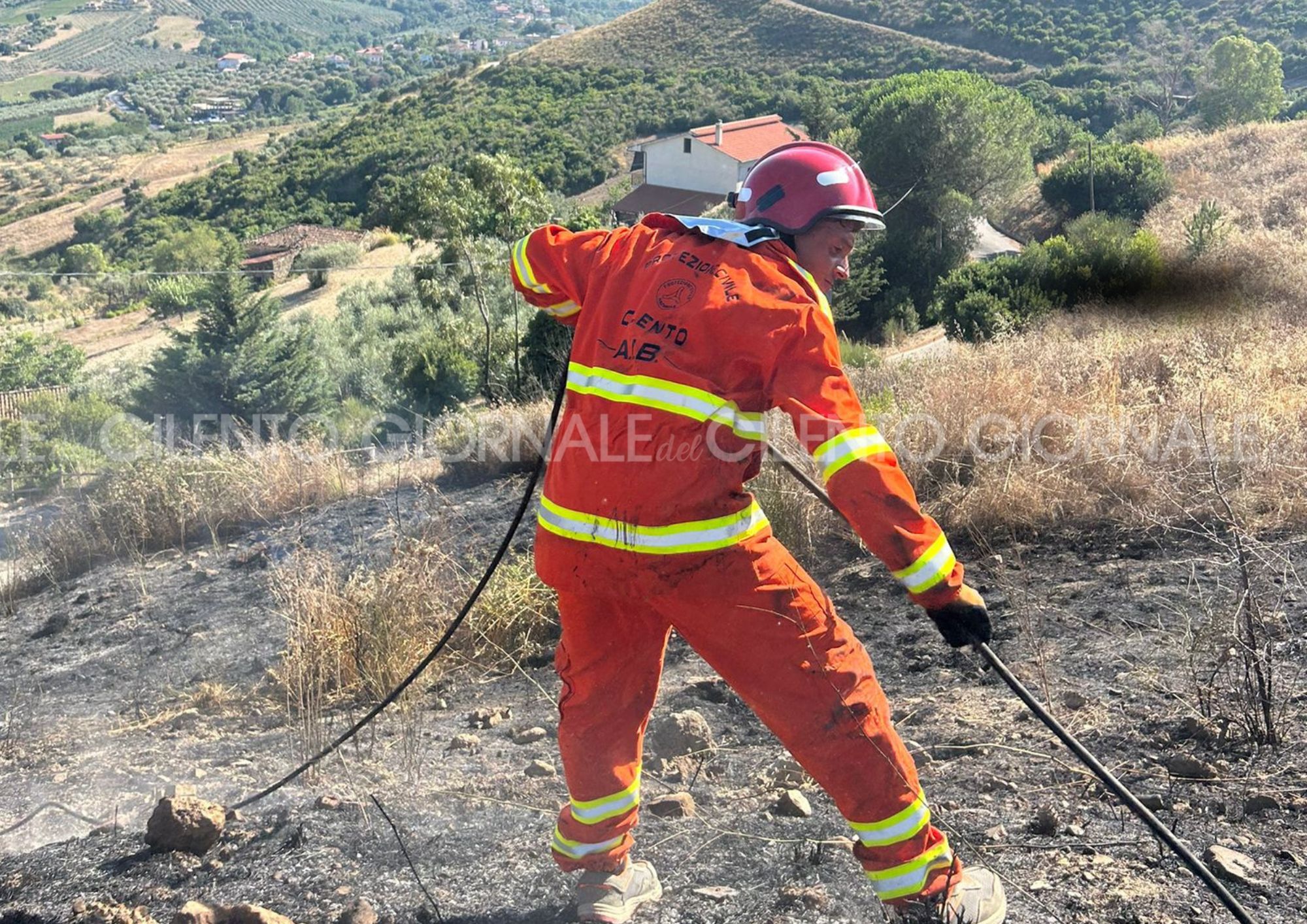 Castellabate, incendio sulla collina nella località delle Cerrine