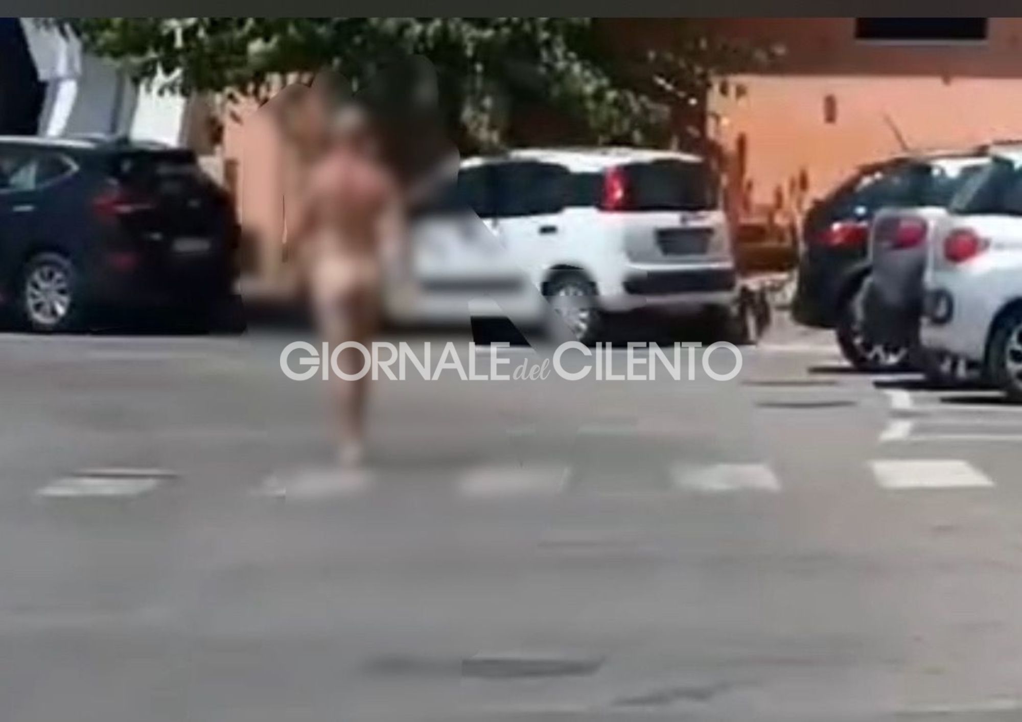 Cilento, passeggia nudo per strada: 45enne fermato dalla Polizia municipale