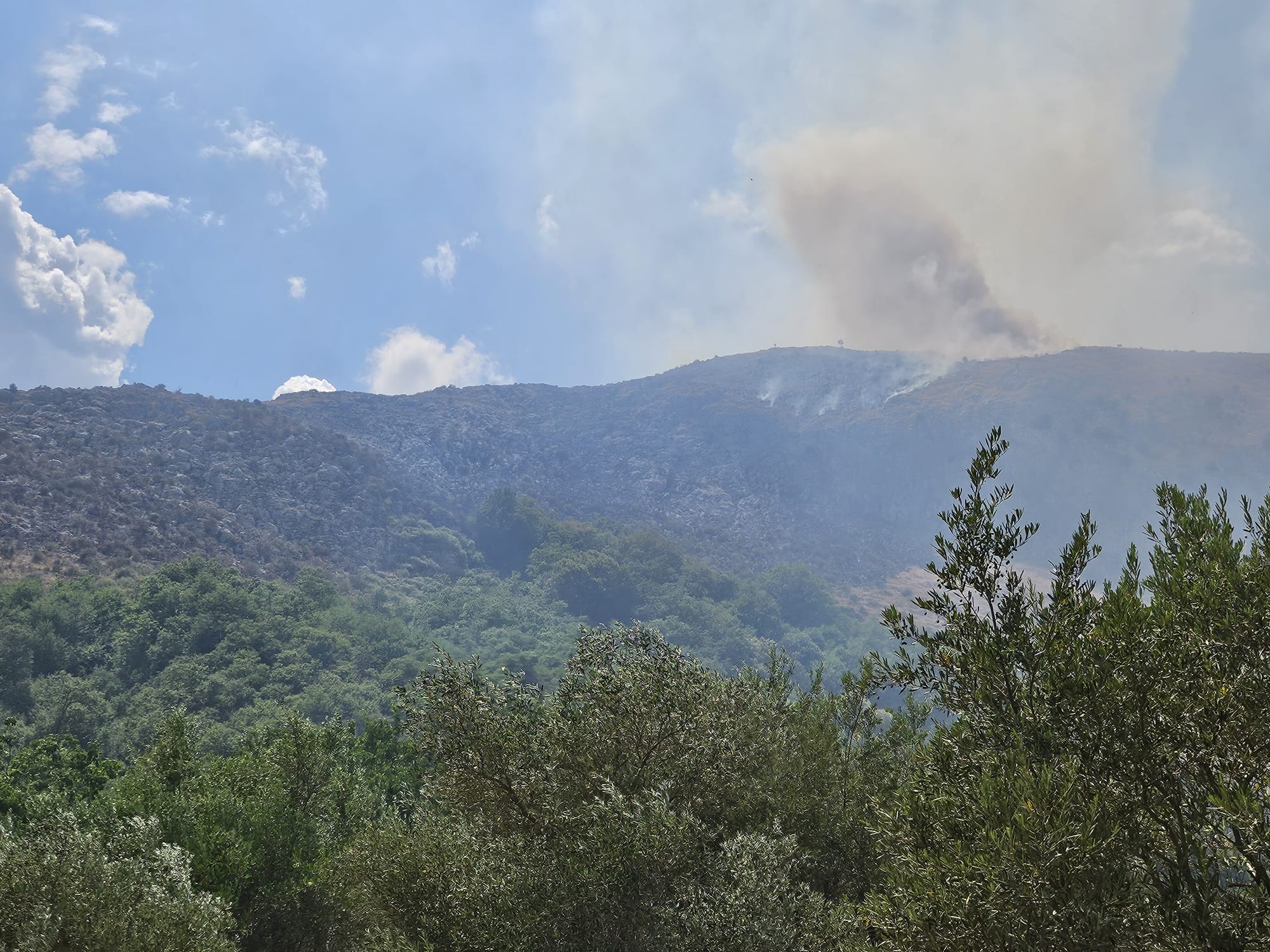 Teggiano, incendio a monte Cocuzzo delle Puglie: rischi di frane e monitoraggi in corso