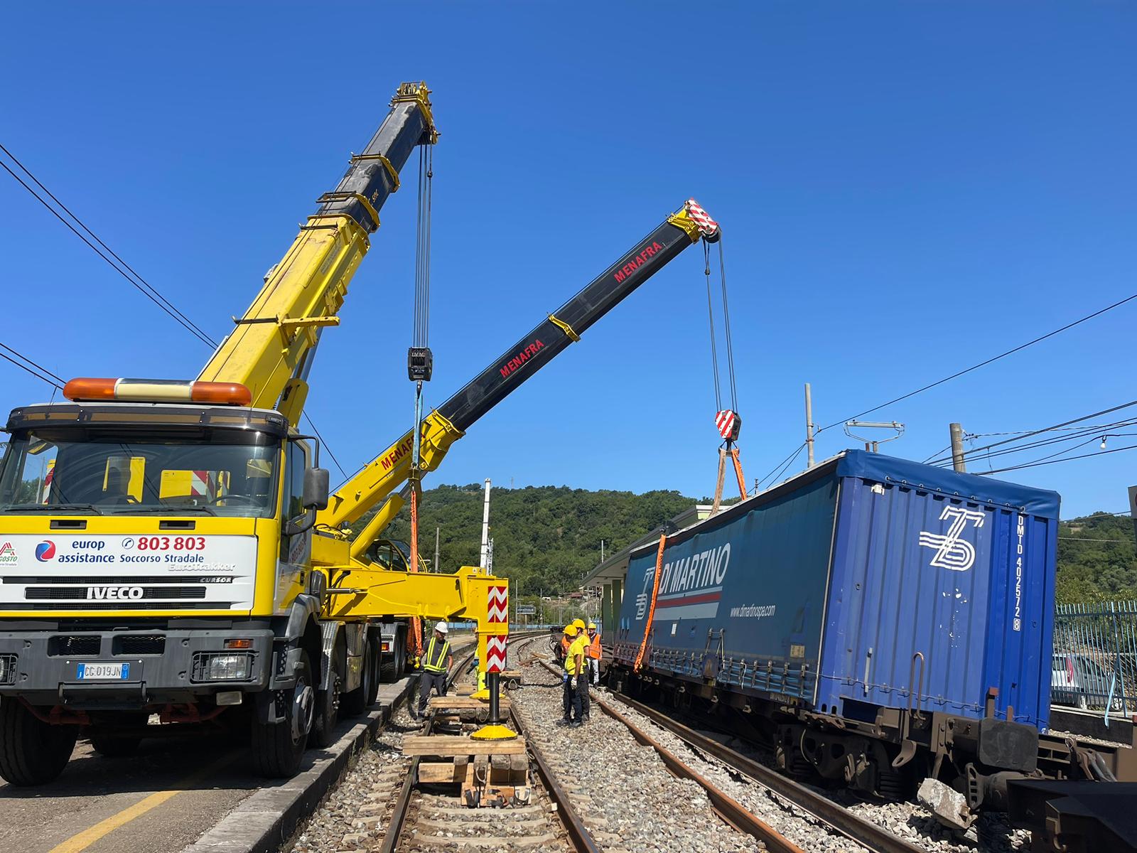 Treno deragliato a Centola, proseguono i lavori di rimozione dei container
