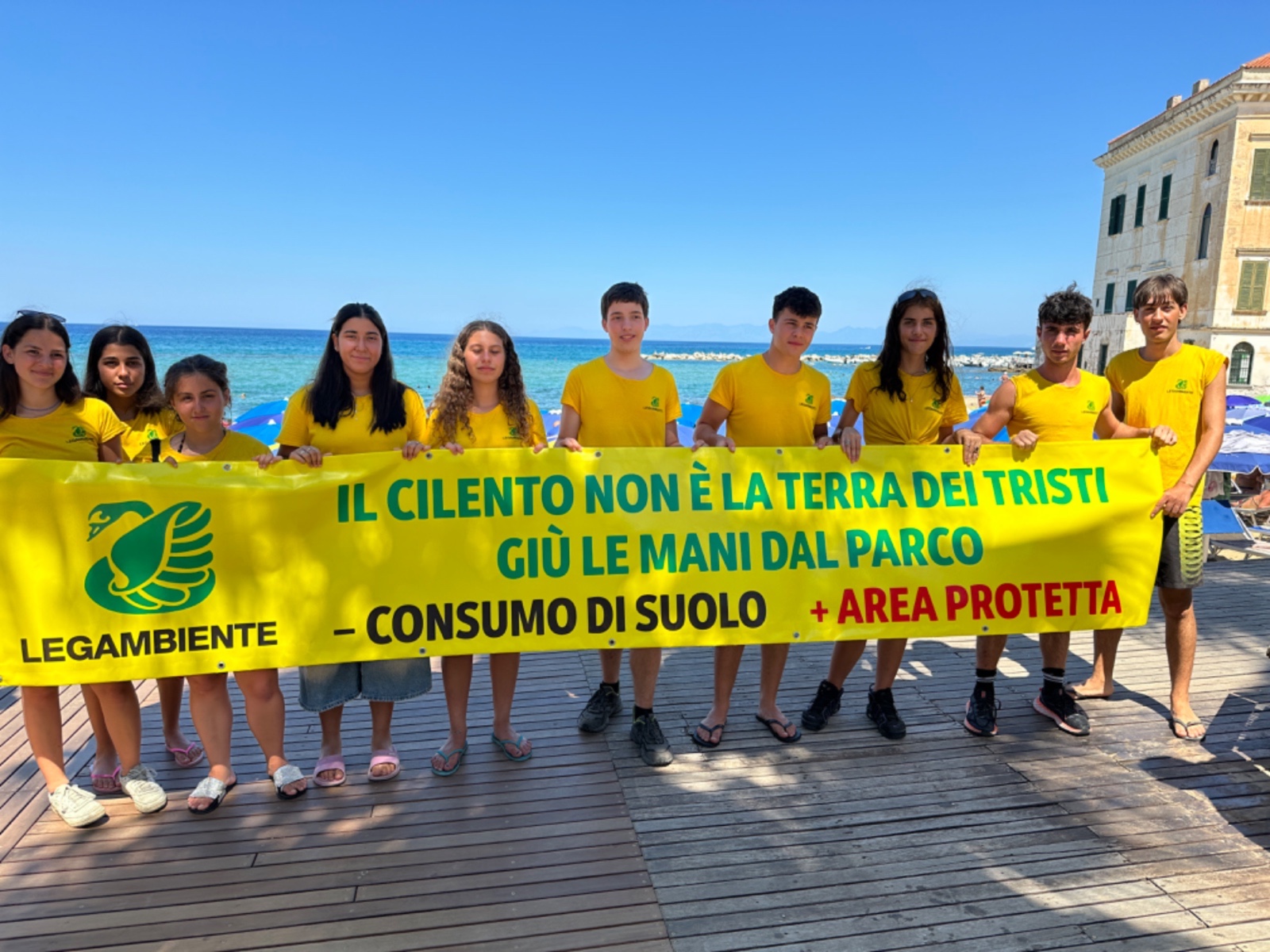 Cilento, i giovani volontari di Legambiente insieme per difendere il territorio: il flash mob a Castellabate