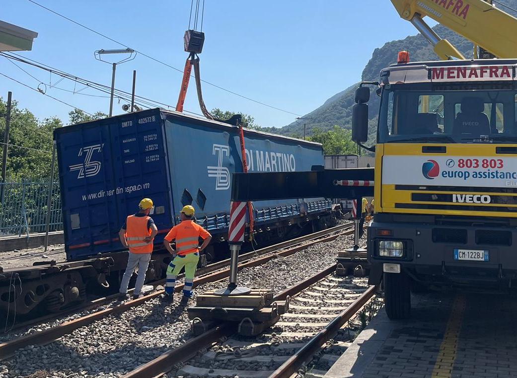 Incidente ferroviario a Centola, rimossi i container: ora ripristino binari e banchina