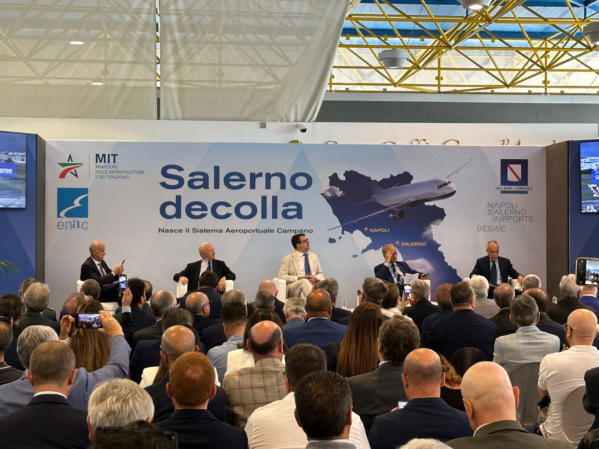 Aeroporto Salerno, Salvini e De Luca all’inaugurazione: «Giornata storica»