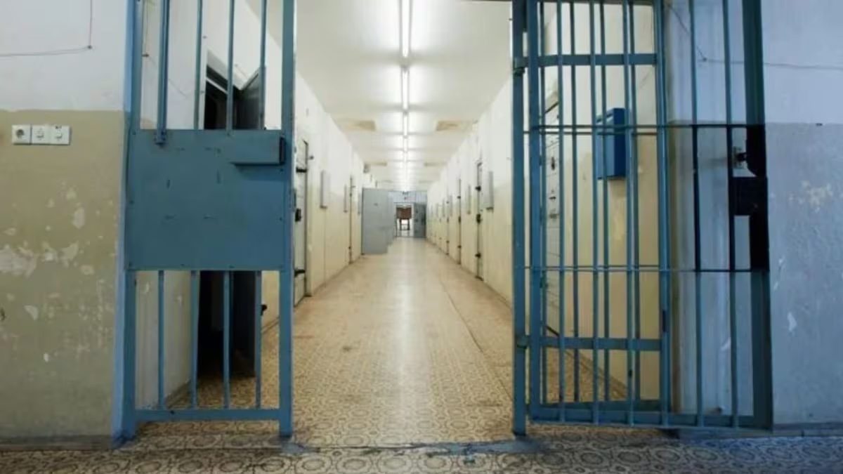 Omicidio nel carcere di Salerno: detenuto sgozza il compagno di cella con una lametta