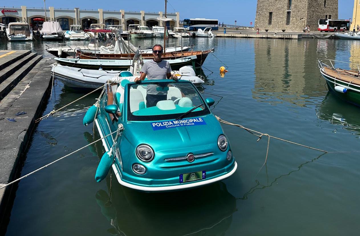 L’iconica Fiat 500 solca le acque del mare di Pollica, sarà a disposizione della polizia locale