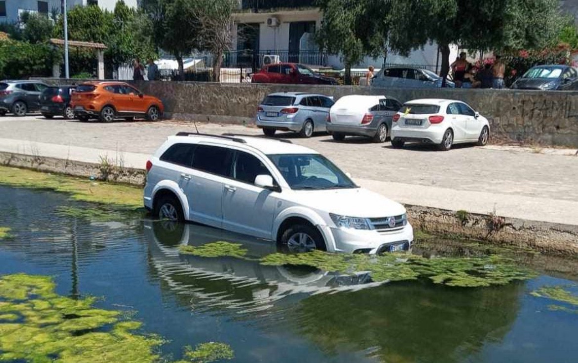 Agropoli, manovra sbagliata: auto finisce nel canale