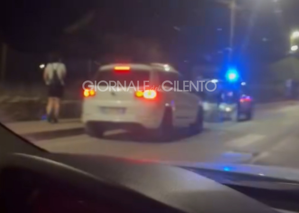 Incidente nella notte ad Ascea Marina: auto investe ciclista. Indagini in corso