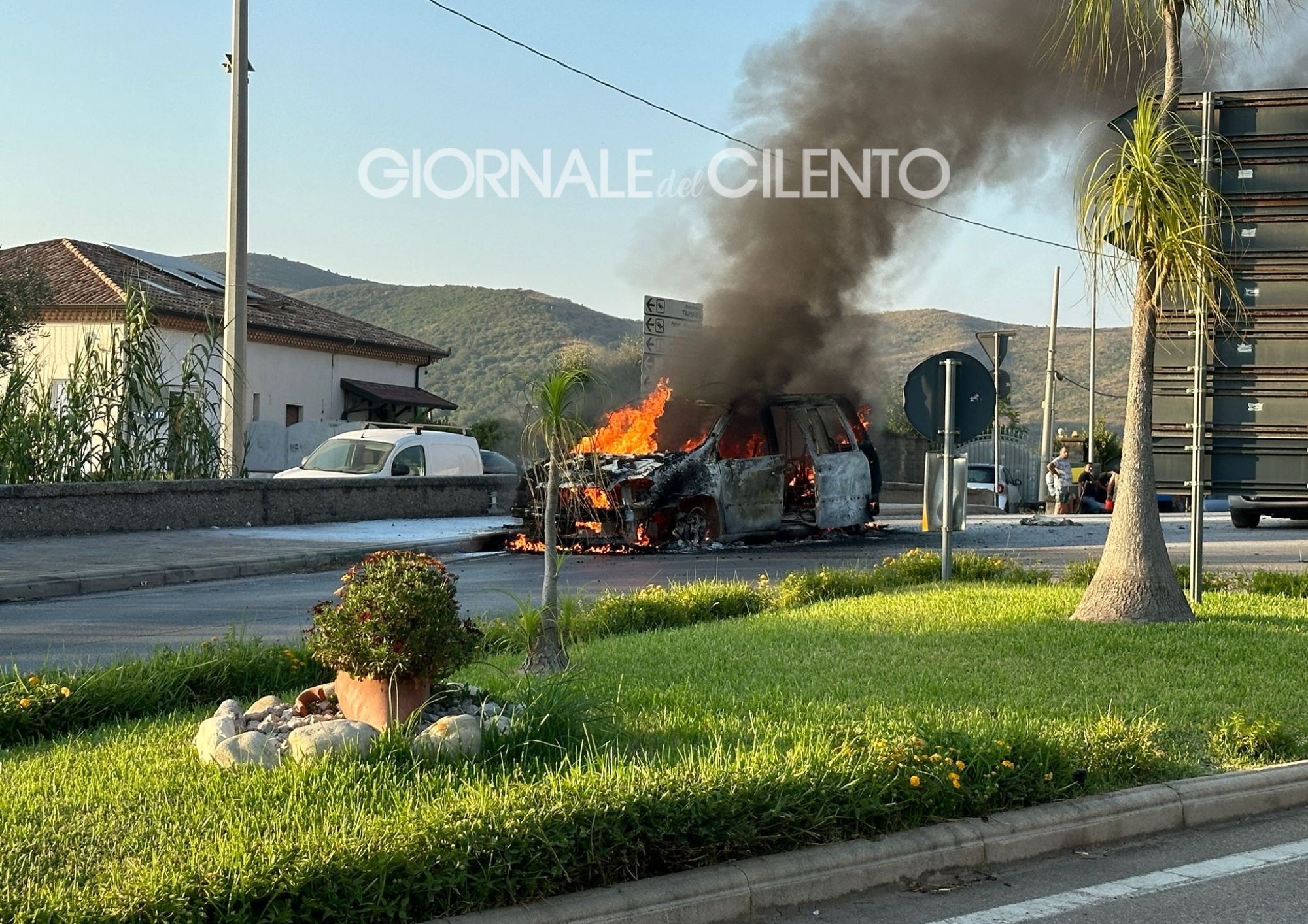 Castellabate, auto in fiamme: salvi turisti a bordo