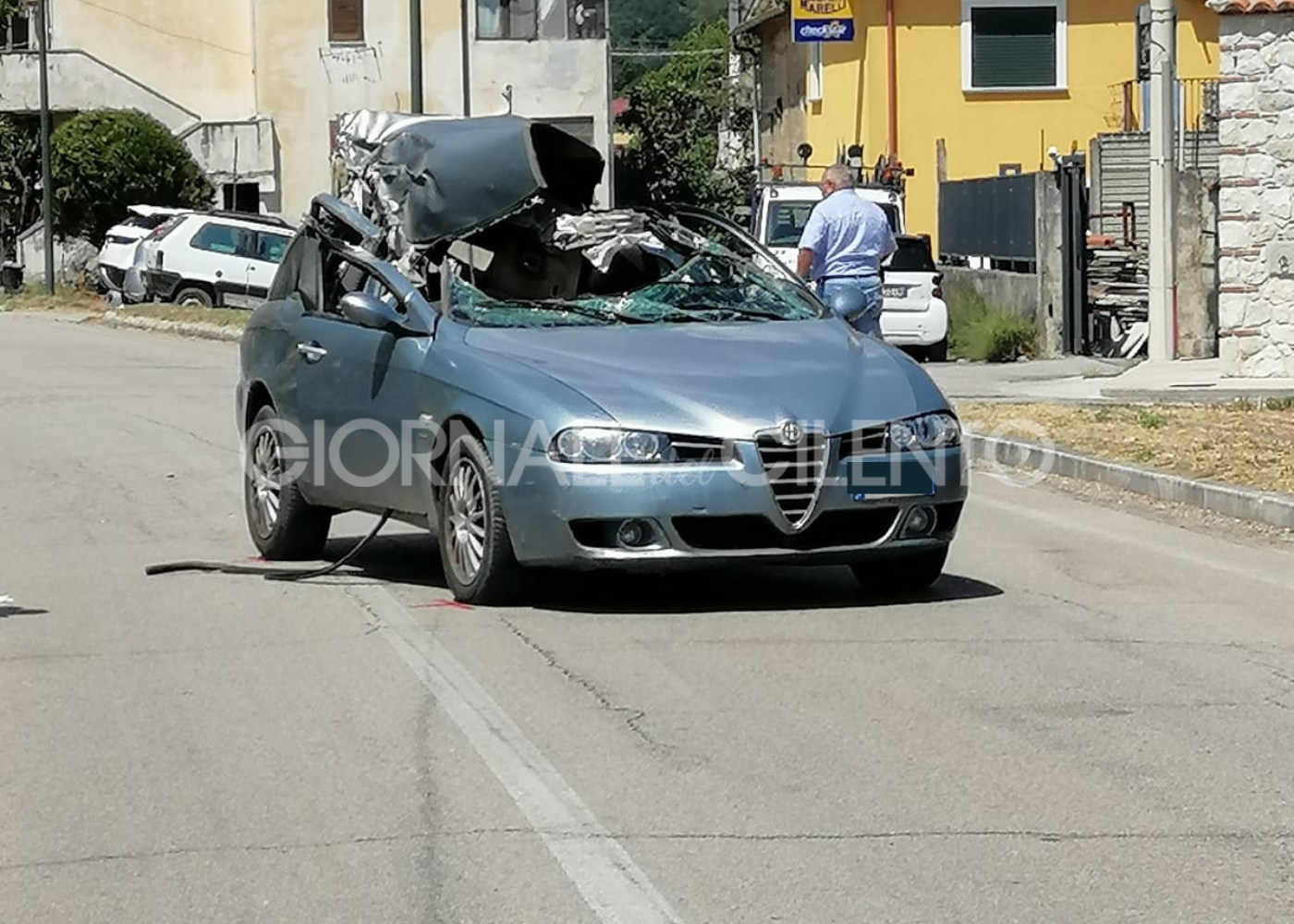 San Pietro al Tanagro, forche trattore distruggono parabrezza auto: 66enne ferito