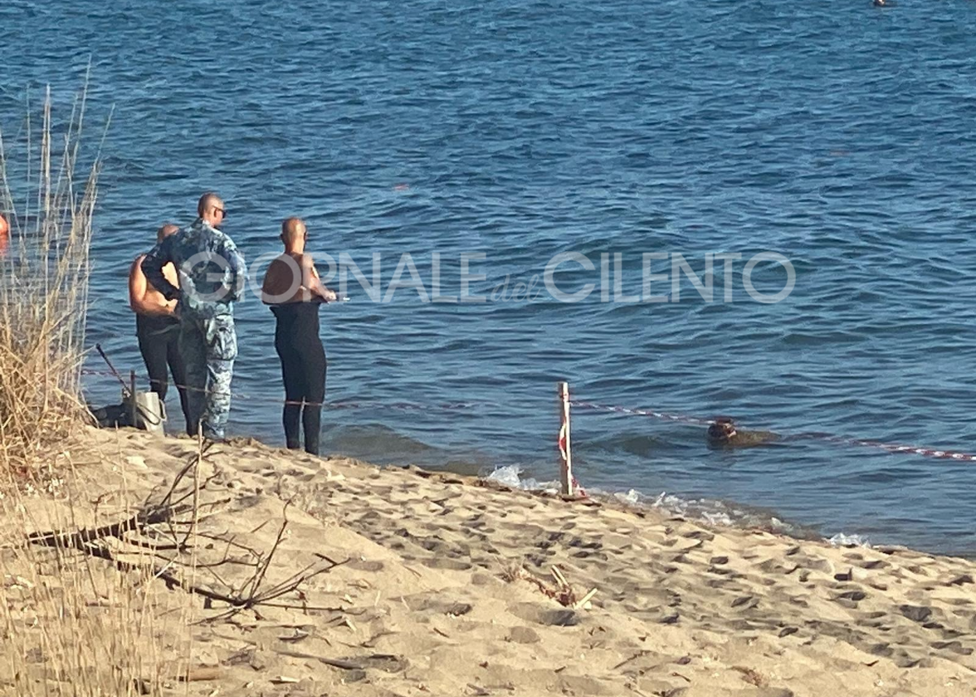 Oggetto in spiaggia a Montecorice, artificieri: «Non si tratta di un ordigno». Revocata ordinanza