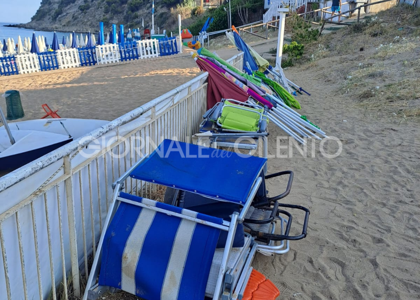 Castellabate, blitz in spiaggia: sequestrati ombrelloni e sdraio abusive